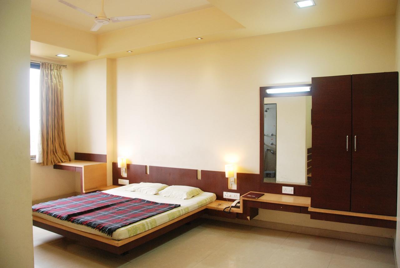 Hotel Lake View Satara Exterior photo